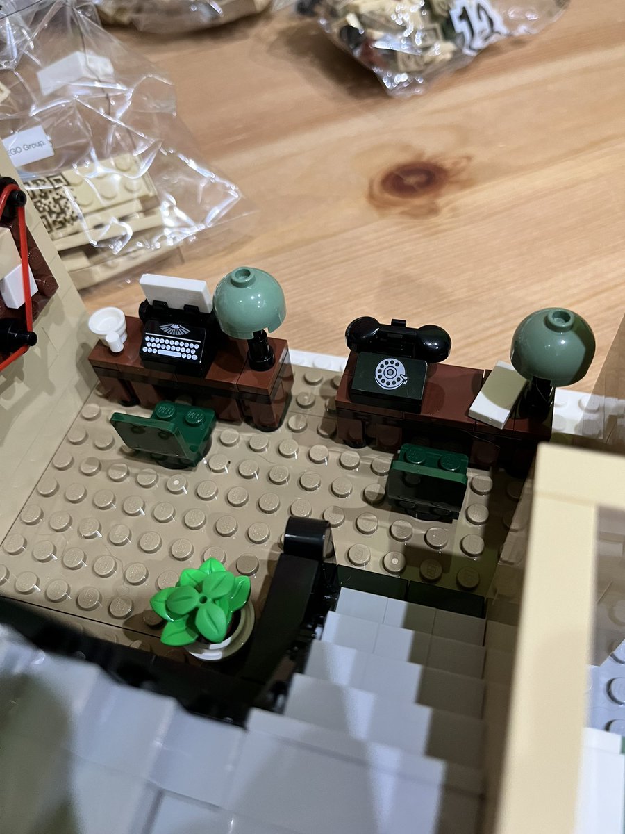 kociu91's tweet image. Jedno małe mieszkanko i biurka policji gotowe!😎

Zobaczcie na świetny motyw tablicy z łączeniem motywów zbrodni jak na filmach😎

@LEGO_Group #set10278 #CreatorExpert 

#AFOL #LEGO