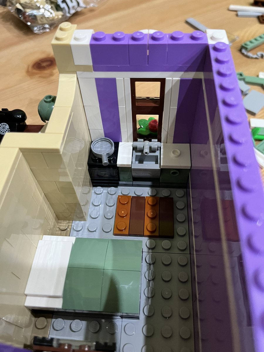 kociu91's tweet image. Jedno małe mieszkanko i biurka policji gotowe!😎

Zobaczcie na świetny motyw tablicy z łączeniem motywów zbrodni jak na filmach😎

@LEGO_Group #set10278 #CreatorExpert 

#AFOL #LEGO