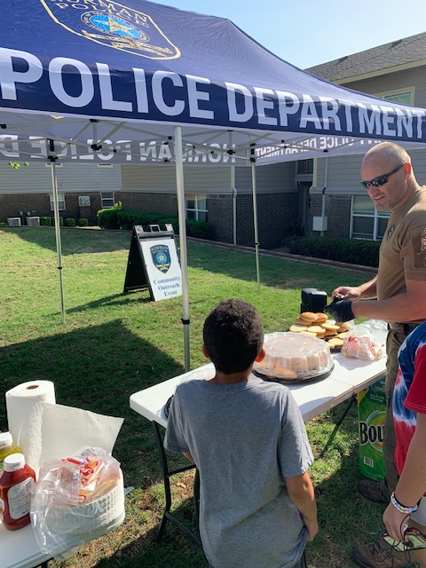 normanokpd's tweet photo. Food. Games. Fun. ππ
Officers had a great evening interacting with residents at our community outreach event at the Sooner Court Apartments! #npdcommunity https://t.co/j5mhPR9qrp