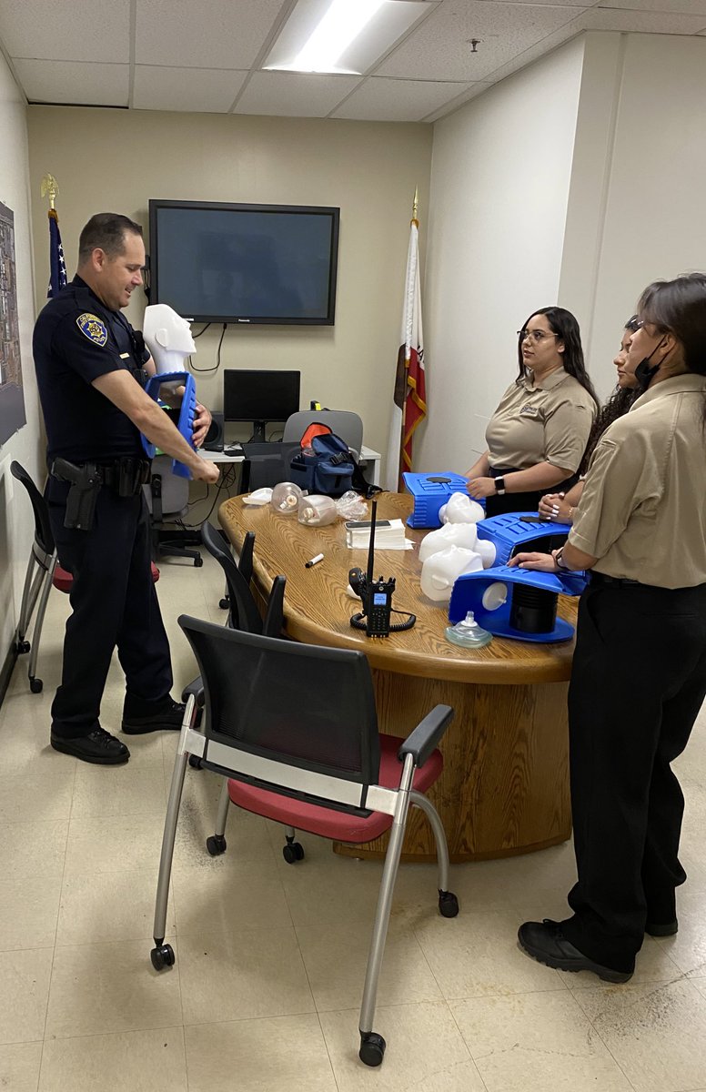 csudhpd's tweet image. To better serve the campus community, our Police Student Assistants learn First Aid and CPR.  Today, Officer Guerrero is going over choking and breathing emergencies.  💓⛑🩻🚑 #csudh #SaveLives