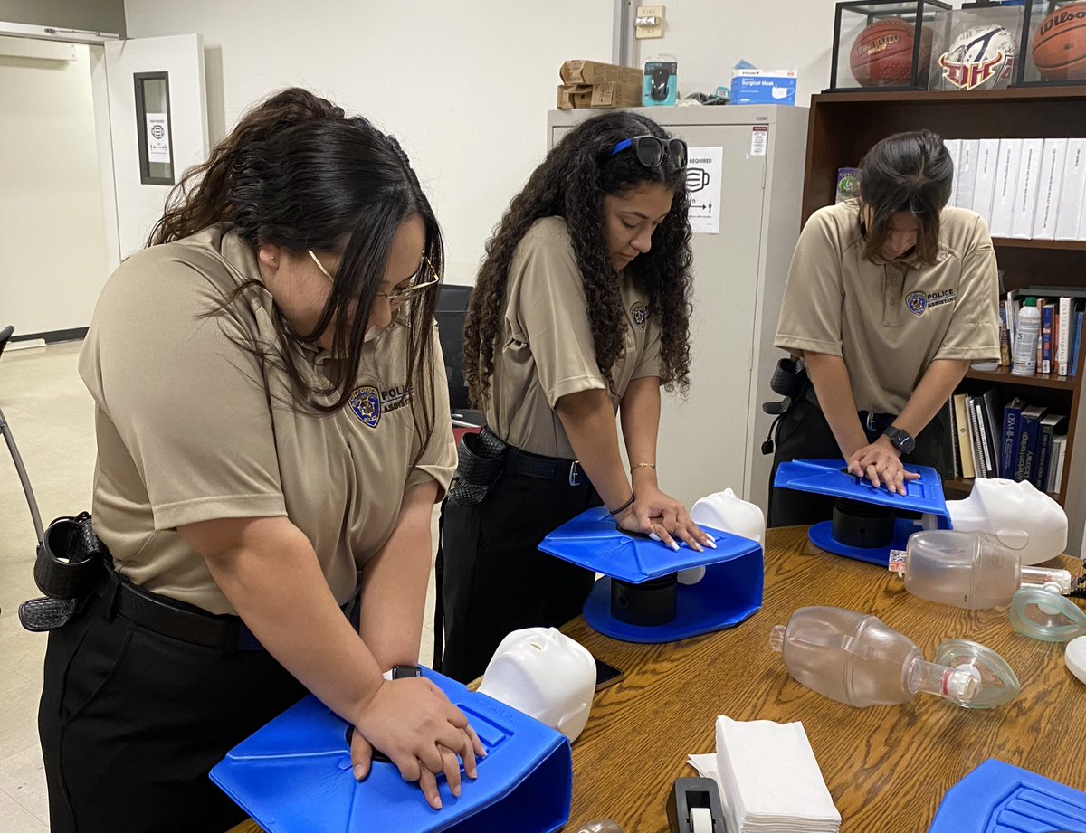 csudhpd's tweet image. To better serve the campus community, our Police Student Assistants learn First Aid and CPR.  Today, Officer Guerrero is going over choking and breathing emergencies.  💓⛑🩻🚑 #csudh #SaveLives