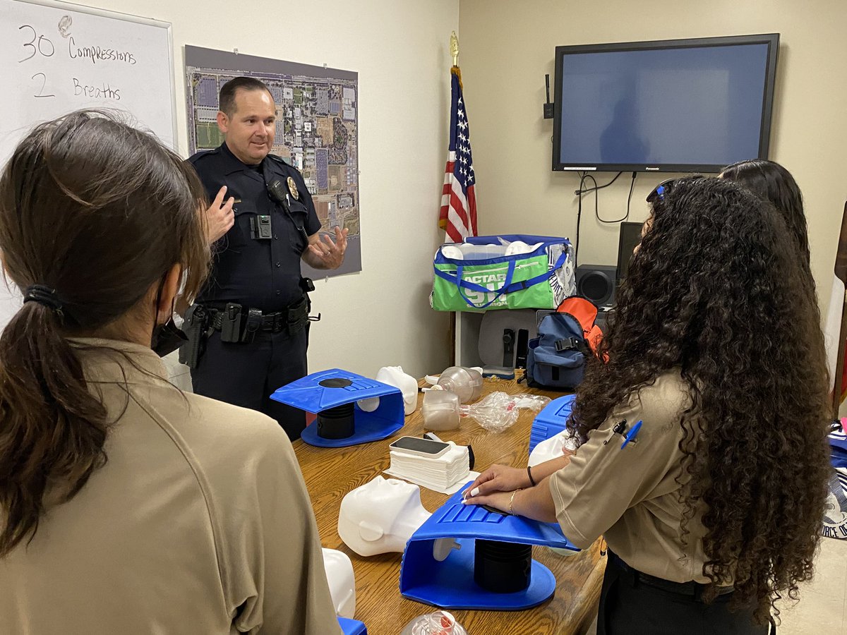 csudhpd's tweet image. To better serve the campus community, our Police Student Assistants learn First Aid and CPR.  Today, Officer Guerrero is going over choking and breathing emergencies.  💓⛑🩻🚑 #csudh #SaveLives