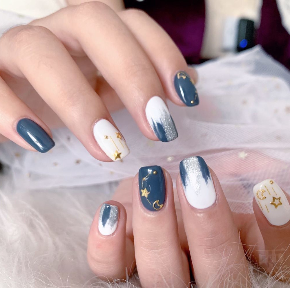 #Cosmos on your #nails #nailart #dabs