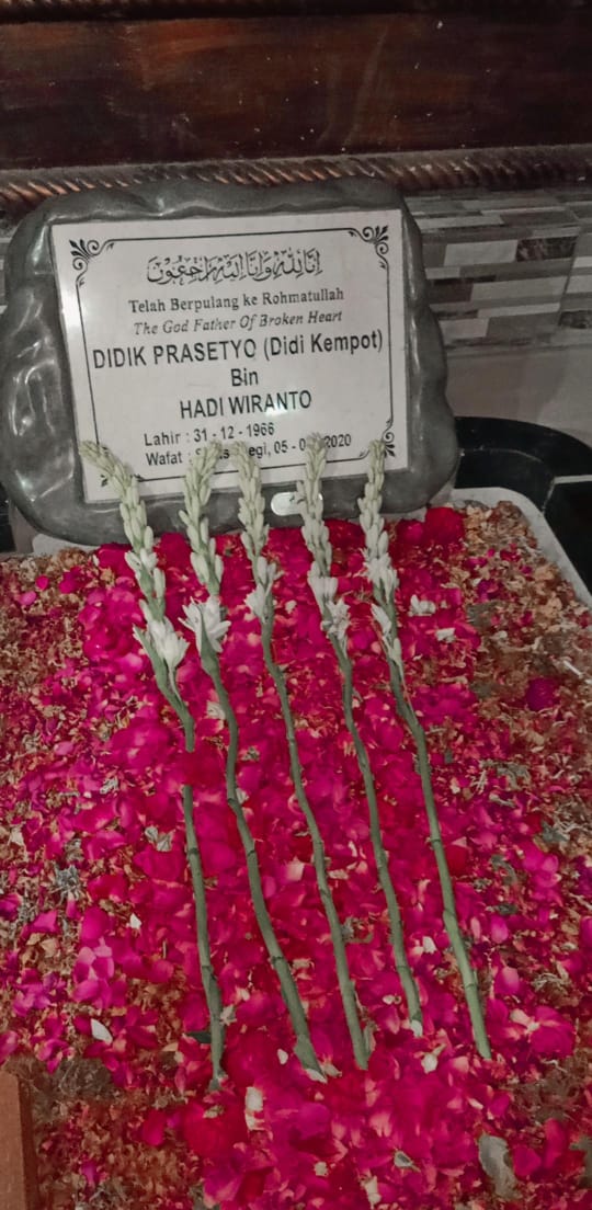 Ndan <a href="/didikempotid/">Didi Kempot (1966 - 2020)</a>, mboten kroso sampun 2 tahun njenengan tindak.
Saestu, Kulo lan rencang-rencang <a href="/Sobatambyarrr/">Sobatambyar</a> kangen panjenengan.
Al-Fatihah,
Swargi Langgeng ngih Ndan.❤