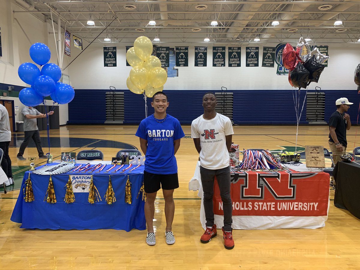 CyRidgeBoysXC's tweet photo. Brandon and Devon leveling up!!!Signing Day for these deserving young men!!! Your Family, Friends, Coaches, and Ram Nation couldn’t be more proud!  @BrandonQSNguyen @DevonXCTrack @CypressRidgeHS @RamNationCRHS https://t.co/JoTakSuUq9