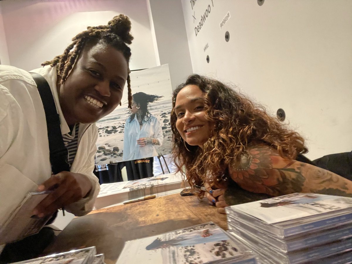 Bri_ThaChange's tweet photo. Can Iiiiiiii, stop byyyyy…to flex that I met Kehlani yesterday at their album signing in nyc 🥲✨#BlueWaterRoad https://t.co/gBIQmCsR93