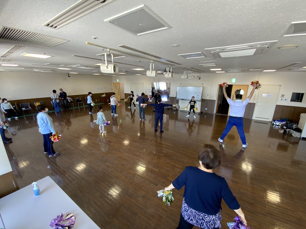 tekutekuladder's tweet photo. 4/30(土) チアダンス体験会を開催しました。老若男女男女、障がいの有無を問わずにチアダンスが楽しめます。今回も様々な年齢層の方々が会場にお越し下さってメッチャ盛り上がりました❗️次回は5/28（土）10:00〜開催予定です。ぜひ覗きに来てくださいネ。
#てくてく健活教室　#チアダンス体験会 https://t.co/VfGuOFNPA3