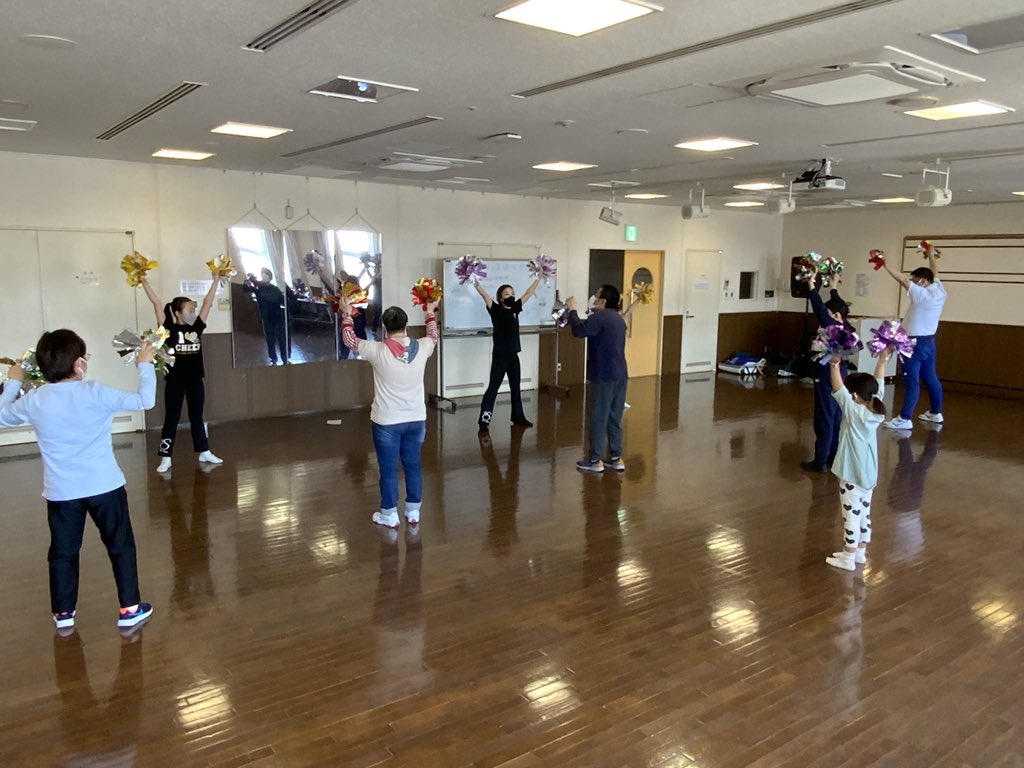 tekutekuladder's tweet photo. 4/30(土) チアダンス体験会を開催しました。老若男女男女、障がいの有無を問わずにチアダンスが楽しめます。今回も様々な年齢層の方々が会場にお越し下さってメッチャ盛り上がりました❗️次回は5/28（土）10:00〜開催予定です。ぜひ覗きに来てくださいネ。
#てくてく健活教室　#チアダンス体験会 https://t.co/VfGuOFNPA3