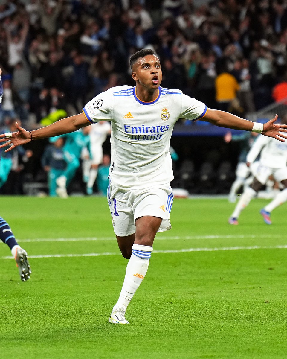 realmadrid's tweet photo. 🙌 ¡TAN GRANDE QUE NO ENTRA NI EN LA FOTO!
#APorLa14 | @RodrygoGoes https://t.co/fqUpPklN5T