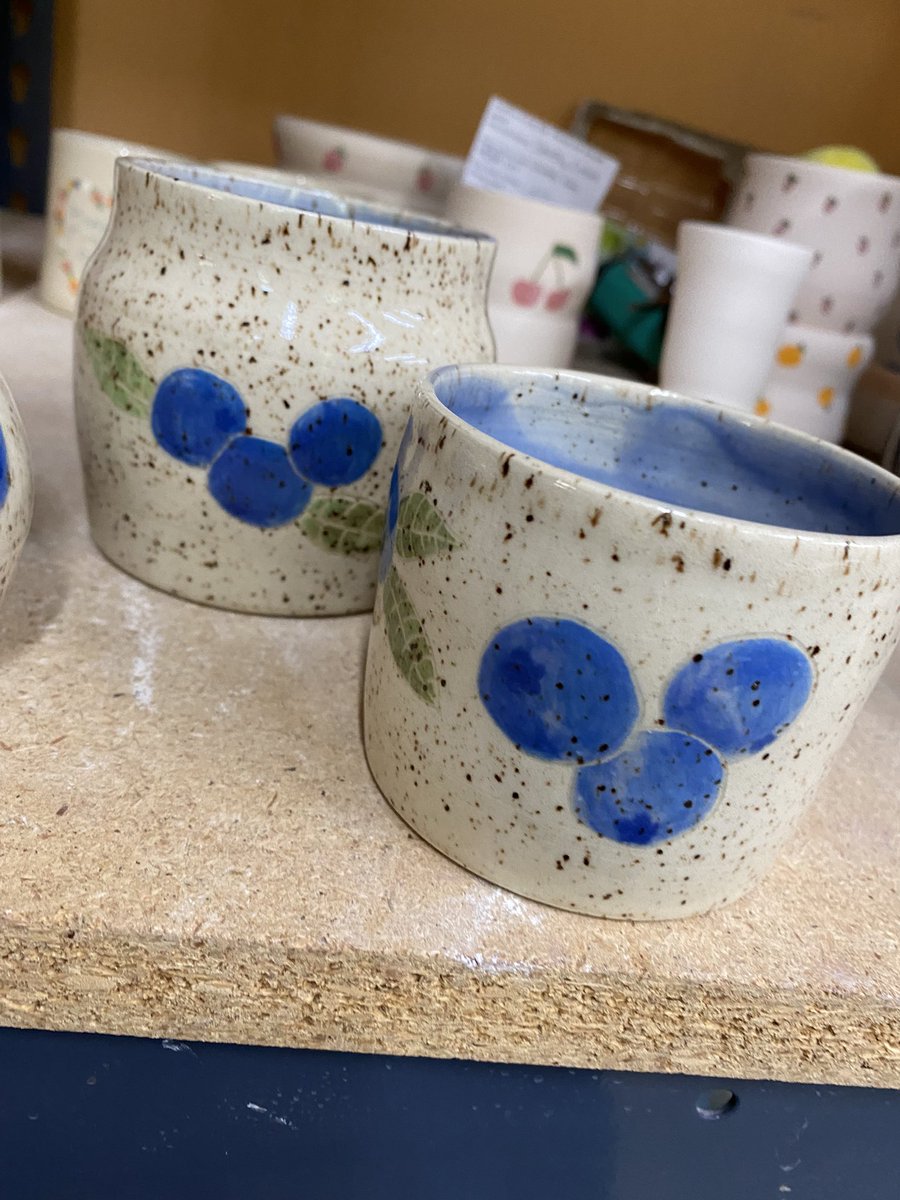 artbyshelbert's tweet photo. Blueberry set on speckled clay 🫐🌿 #pottery #ceramics #independentartist #handmadepottery #howiamaco https://t.co/ucZGTOTZid