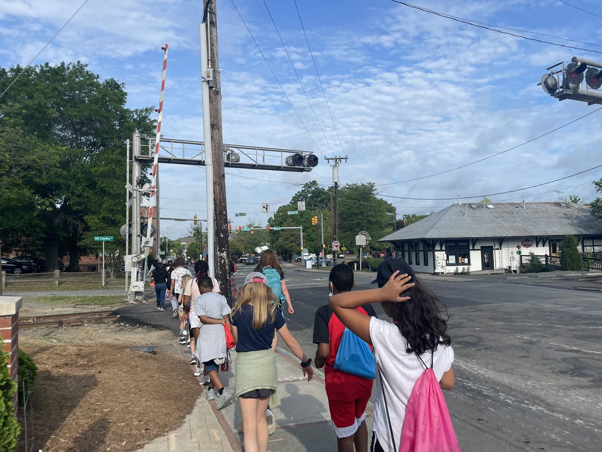Walking field trip to see our art! <a href="/CSharplessNES/">Coretta Sharpless</a> @APJonesNES <a href="/NESlibrary/">Northside Library</a>
