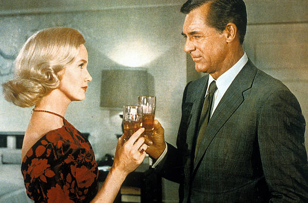 Rounding out this #ThirstyThursday with a toast!!🥂

#CaryGrant & #EvaMarieSaint in #NorthByNorthwest, 1959.📽