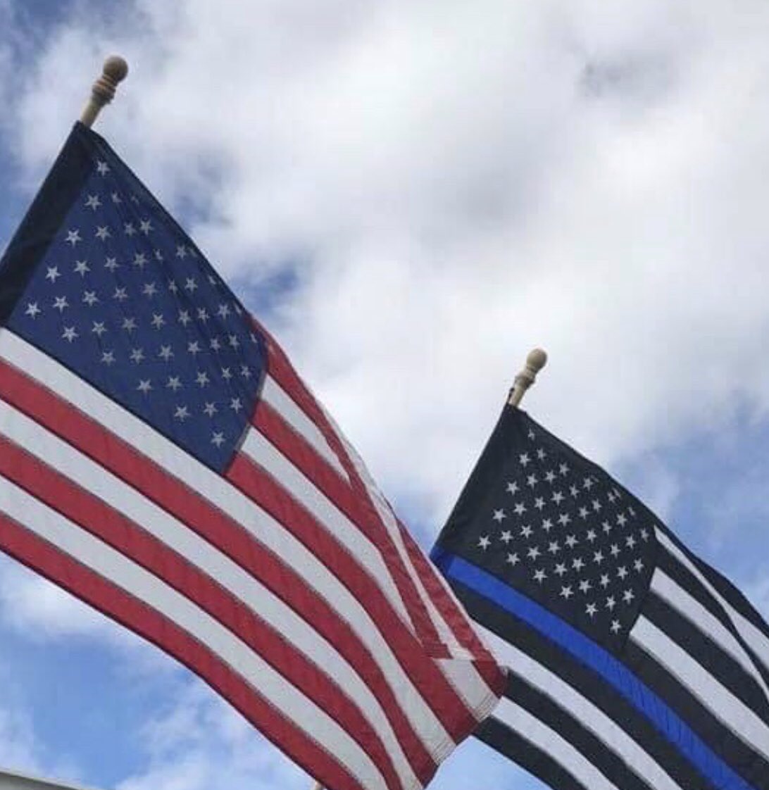 Pam2189's tweet image. @sgtbetsysmith @thebucksavage @NatPoliceAssoc - just need to retweet this again &amp;amp; share a picture of my flags.

Thank you @NatPoliceAssoc !  You guys are awesome!! 👍💙

#Respect #Admiration and #Appreciation 💙🇺🇸💙