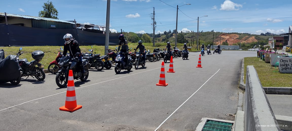🏍️🏍️Los colaboradores de @autecomobility en Rionegro #Antioquia se unieron a las capacitaciones de #MotoDestrezas para mejorar su conducción, uso de elementos de protección y reacción ante siniestros viales.