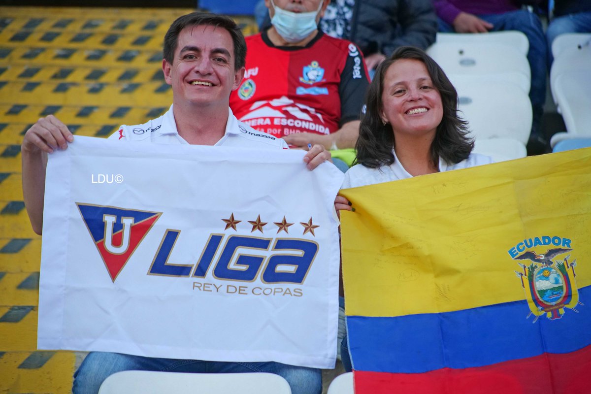 LDU_Oficial's tweet photo. 📸 🇪🇨 Hinchas albos ⚪🔴 presentes en Chile 🇨🇱

⚽ #ANTvsLDU
🏆 #ConmebolSudamericana https://t.co/bCkbQHUWef
