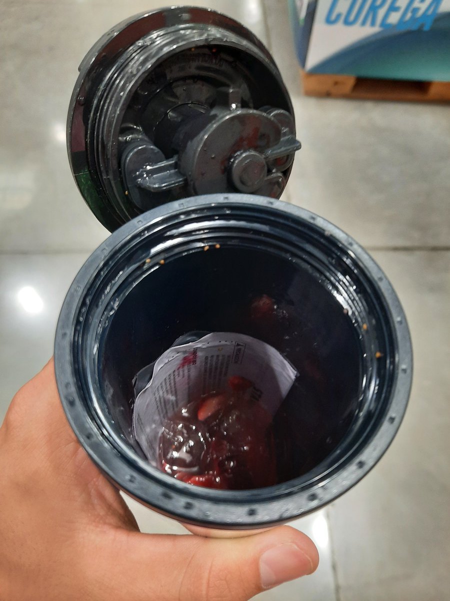 BennyDel2's tweet photo. Que paso tío @Starbucks @quejastarbucks ? se supone que le quitan el "instructivo" cuando te dan la bebida gratis cuando compras un termo nuevo. https://t.co/u3eCf5ARtf