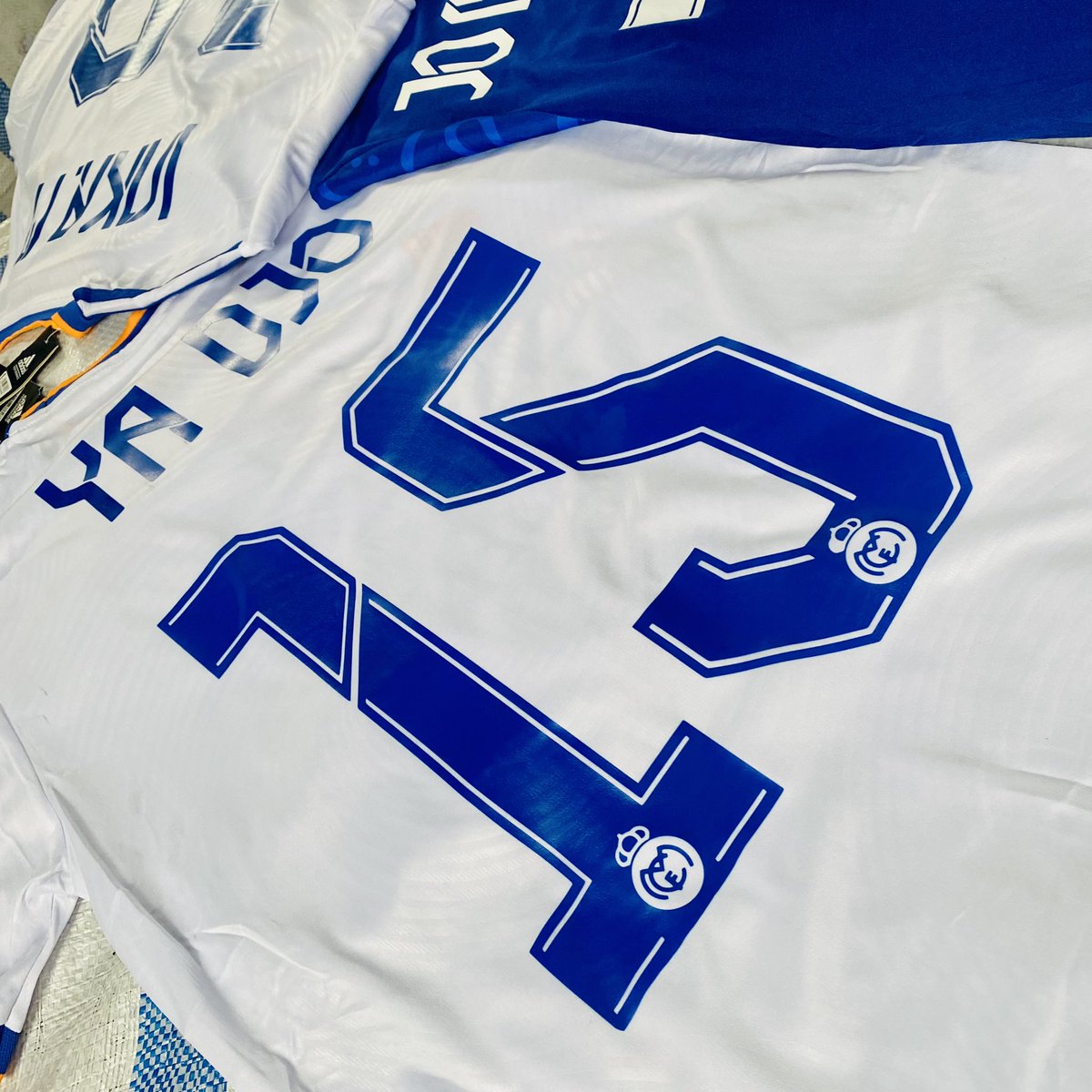 LeloleloService's tweet photo. Il y a des supporters de #RealMadrid qui n’ont pas encore des maillots?

Nous offrons 10 maillots personnalisés, GRATUITEMENT pour la finale!

Règle du jeu:
♻️ Retweetez
❤️ Likez

Puis commentez avec votre nom, dorsale!

@ChefMere @AtiaboliG @yadjo15 @central_sage @DeniseNyakeru https://t.co/ysiVX6BRBO