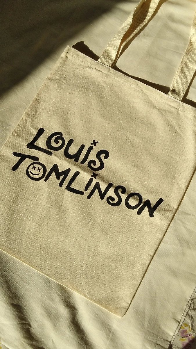 ajunostore's tweet photo. Estaremos entregando encomendas da Juno nos shows do Louis dia 27 e 29. Quem tiver interesse e quiser apoiar a lojinha e retirar o pedido na fila, sem pagar frete, basta preencher esse fórmulário aqui:  https://t.co/p8J92IsbH8 até dia 13, viu?

Queremos ver vocês lá! 💜 https://t.co/cVn9r1pjsj