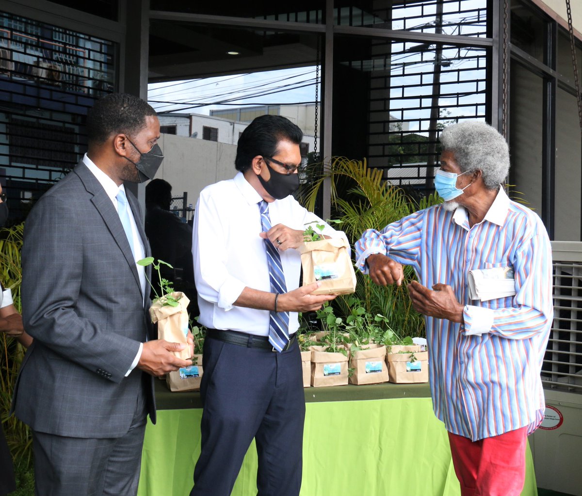 maftt_'s tweet photo. #MALF | #ADB | #Seedlings | #SeedlingDistribution | Agricultural Development Bank of Trinidad and Tobago | Minister Hosein calls on Corporate Sector to work with MALF to boost Agriculture Sector through Seedling Distribution
Read more:
https://t.co/n88TlkH7T2 https://t.co/nMlZ3wyCA5