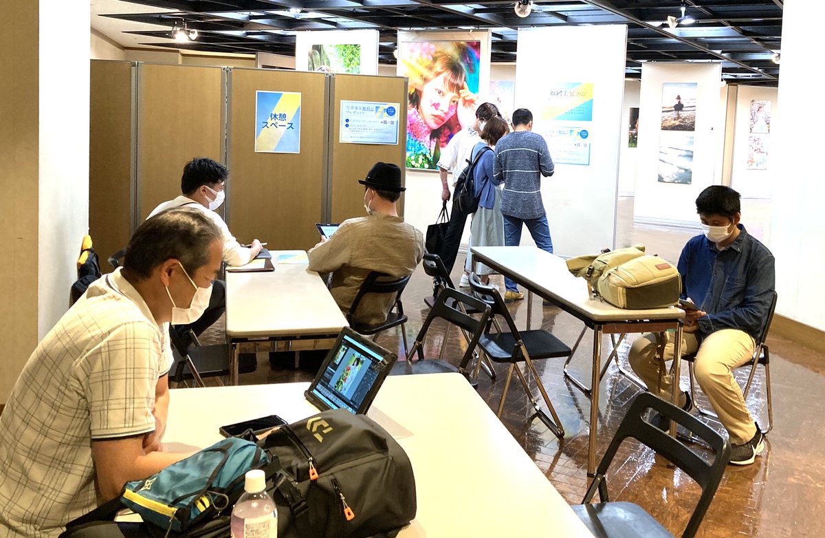 fukuokabiten's tweet photo. 福岡美展、本日よりスタートしました🎊
初日からたくさんの方にご来場いただいてます。無料でプレゼントしている写真集は本日は最後までお渡しの予定です。本日は20時まで。休憩スペースもご用意してますので是非ごゆっくりしていってください。
ご来場お待ちしてます✨ https://t.co/z6cVsPW8nI