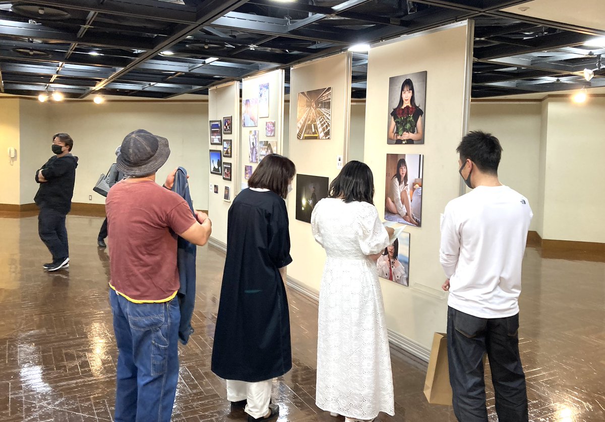 fukuokabiten's tweet photo. 福岡美展、本日よりスタートしました🎊
初日からたくさんの方にご来場いただいてます。無料でプレゼントしている写真集は本日は最後までお渡しの予定です。本日は20時まで。休憩スペースもご用意してますので是非ごゆっくりしていってください。
ご来場お待ちしてます✨ https://t.co/z6cVsPW8nI