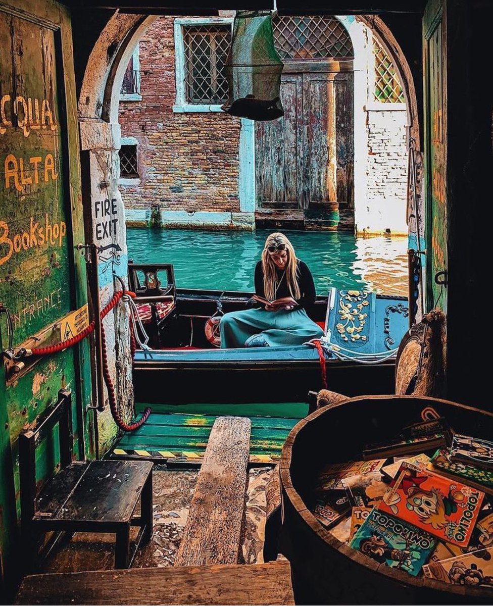 vlady_elena's tweet photo. I cannot live without books…📚 📖 📚 
Bookshop Acqua Alta, Venice   🇮🇹 ©️Eliana Strano. https://t.co/3HZDygKHis