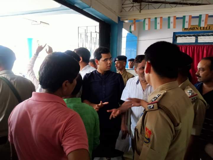 RakhuDasTPYC's tweet photo. BJP goons attacked our joining meeting in front of the police  organized by Khowai DYC,but Police has been inactive mode. i.e. in presence of me ,khowai district Youth congress "gherao" the khowai PS in protest of police inaction and demanded the arrest of the attackers. https://t.co/l76XC4W7tk