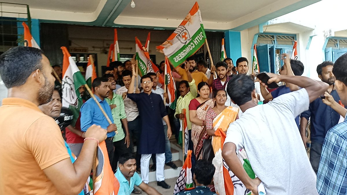 RakhuDasTPYC's tweet photo. BJP goons attacked our joining meeting in front of the police  organized by Khowai DYC,but Police has been inactive mode. i.e. in presence of me ,khowai district Youth congress "gherao" the khowai PS in protest of police inaction and demanded the arrest of the attackers. https://t.co/l76XC4W7tk