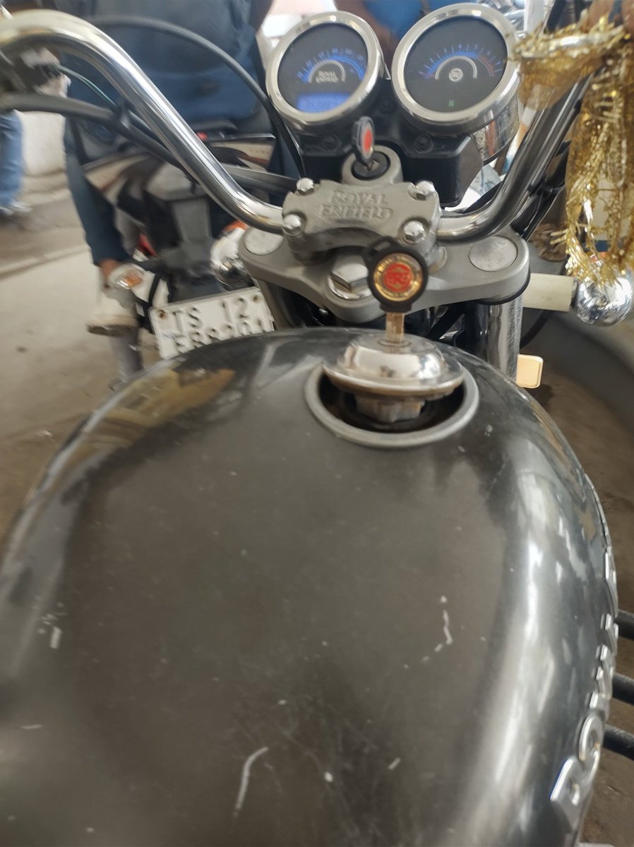 Chandra18575929's tweet photo. Why gives showroom two keys#Think different https://t.co/70AdSDDrzC