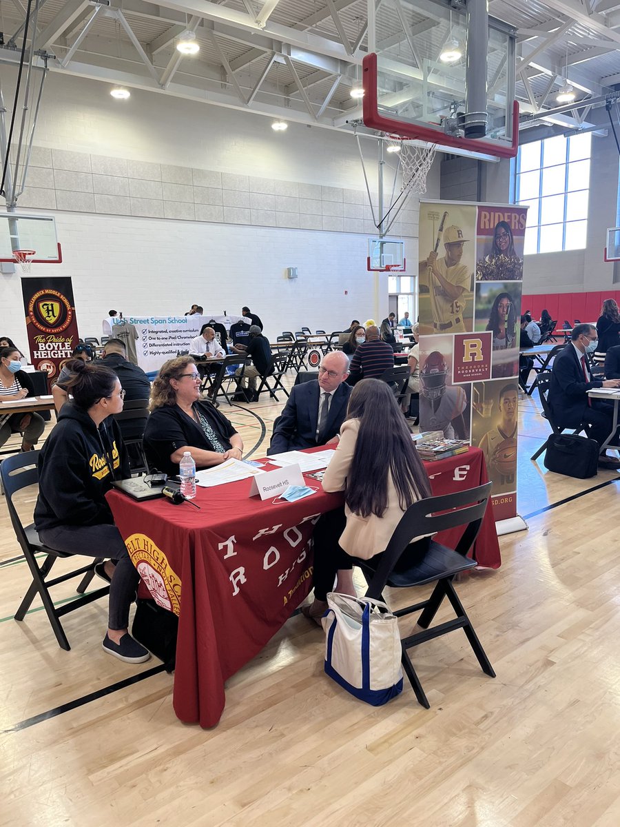 davalos_ileana's tweet photo. Another great Hiring Fair. Thank you Local District East for the partnership with @LAUSDHR. Together we will ensure our students have a highly qualified teacher at all schools. @LAUSDHR @LAUSDSup @LASchools #teachinla https://t.co/rVAPGQSX4q