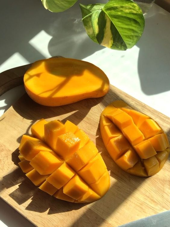 etherealdior's tweet photo. i'll never get tired of mangos https://t.co/9BB9eQtbIM