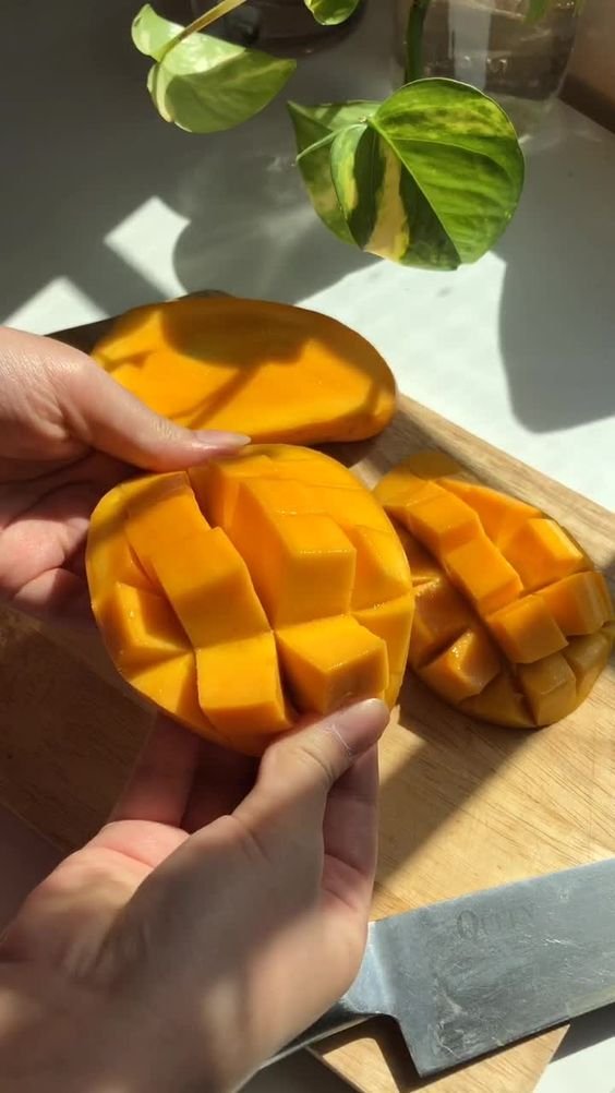 etherealdior's tweet photo. i'll never get tired of mangos https://t.co/9BB9eQtbIM