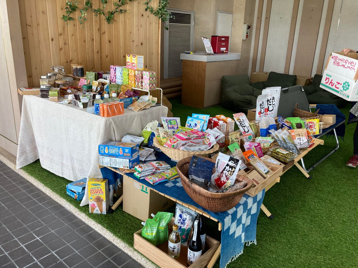 dm_nakagomi's tweet image. #チャレンジショップ　#3YES　#ありがとうや　さん。ここにはうつっていないけれど、のぞけば必ずお客さんがいます。向かい側の喫茶店　#明正堂　さんのテイクアウトも　チャレンジショップのみなさんがたくさん足を運んでいました！#コイトくん　の足も小さいキッズが何人もとりにきてくれたそうです