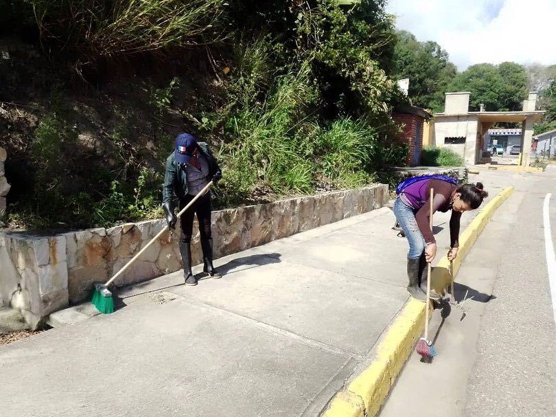 ErnestoBecerraC's tweet photo. #04May Nuestras calles y avenidas lucen impecables gracias al trabajo de nuestras cuadrillas de limpieza de @capachoviejogob ✅

Con trabajo diario estamos generando bienestar a nuestro Pueblo.

#TrabajoYCompromiso🙌🏻 https://t.co/zSoKHw3nJI