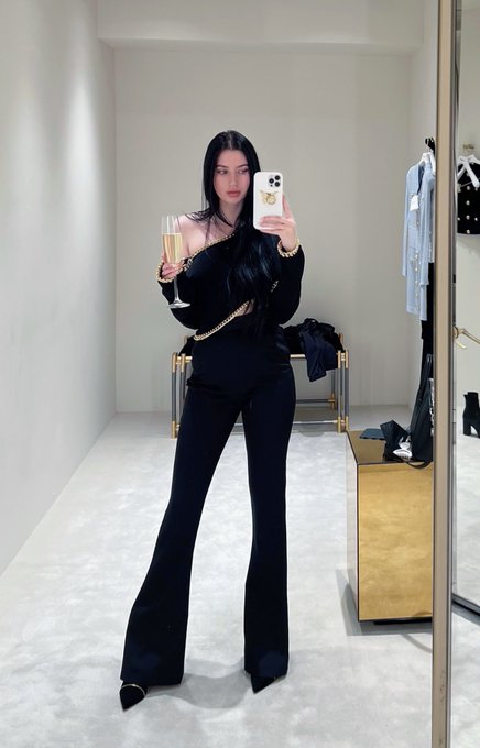 Balmain B*tch 🖤🥂 https://t.co/2AqBDxfqgY