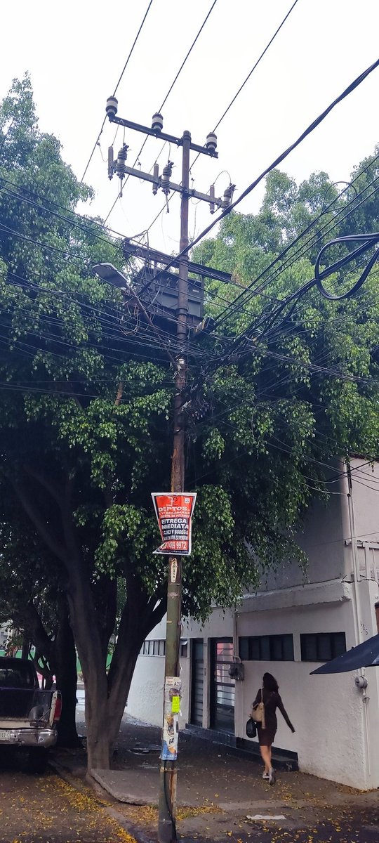 PsicoAnt's tweet photo. @CFE_Contigo acaba de explotar un transformador y toda la colonia Claveria en Azcapotzalco CDMX está sin luz... https://t.co/cRwjJBBW2I
