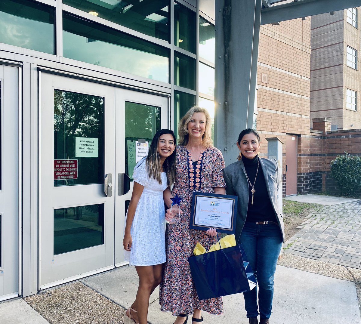 dianasilva_7's tweet photo. We celebrated our APS principal of the year today! Couldn’t be any happier and prouder to be a parrot. 🦜 💐 ⭐️ @Principal_CIS #APSExcellence https://t.co/j31ibUlpXj