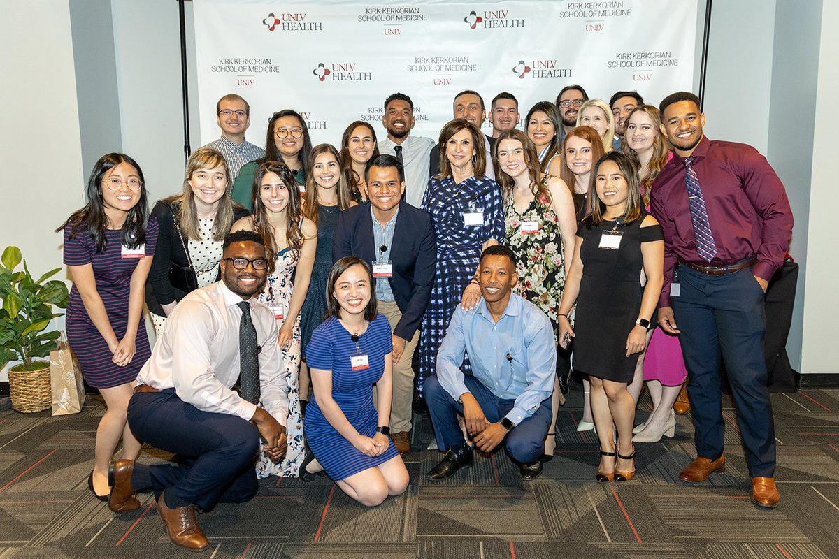 unlvmedicine's tweet photo. 📸Captured at yesterday’s Voices of Gratitude event, where we celebrated the Class of 2022 and thanked our donors for supporting the school's mission and the need to educate and have more physicians in Nevada. #UNLVMedGrad https://t.co/IlYYw3MHhx