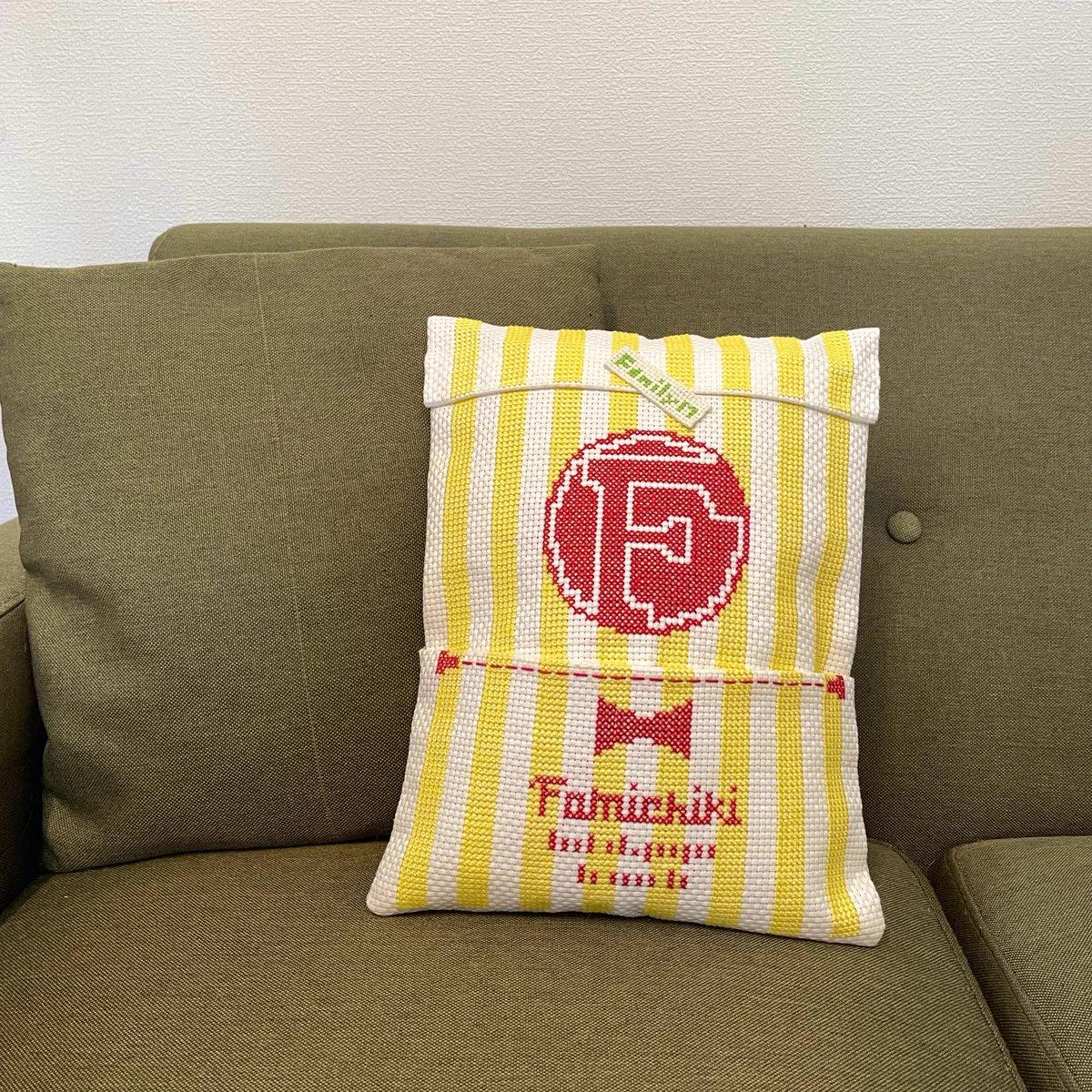 ファミチキに抱きつける！？肉汁出そうなファミチキぬいぐるみがリアル。