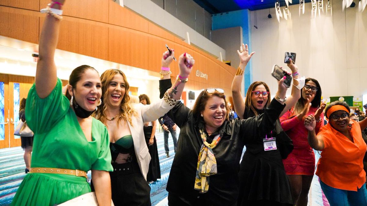 Es un honor ser reconocida como Mujer Líder 2022 por la organización Mujer Emprende Latina. ¡Mil gracias a todas las mujeres reconocidas por todo lo que hacen por 🇵🇷! Unidas y con el compromiso de <a href="/GovPierluisi/">Gobernador Pierluisi</a> lograremos equidad y más oportunidades en la Isla. ¡Felicidades!