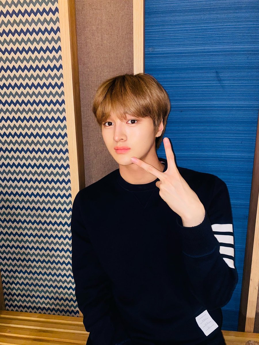 chajhuno's tweet photo. Bertemu dengan DREAMIN adalah hal yang paling kutunggu. Maka dari itu, foto yang diambil dari ruang latihan ini menjadi pelipur rindu. Semangat menjalani minggu pertama di bulan yang baru ini, ya! Aku akan segera kembali! https://t.co/FVZt0q9EeC