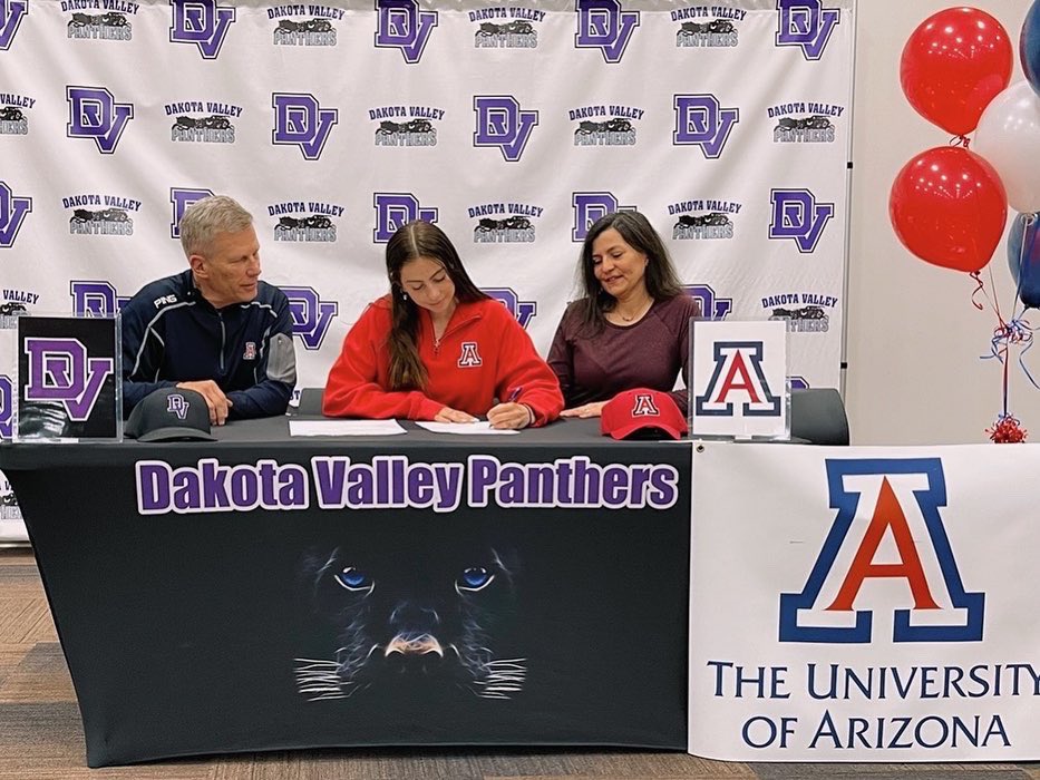 sophia_atchison's tweet photo. GO WILDCATS❤️💙 #committed #polevault @ArizonaTrack 
So honored and blessed to say that I’m committed to University of Arizona Track &amp; Field!!! Thank you to everyone who has supported me along the way!
❤️BEAR DOWN💙 https://t.co/1lZ9OQ48YB