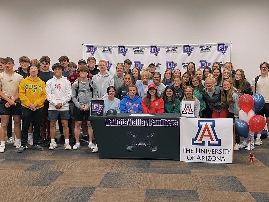 sophia_atchison's tweet photo. GO WILDCATS❤️💙 #committed #polevault @ArizonaTrack 
So honored and blessed to say that I’m committed to University of Arizona Track &amp; Field!!! Thank you to everyone who has supported me along the way!
❤️BEAR DOWN💙 https://t.co/1lZ9OQ48YB