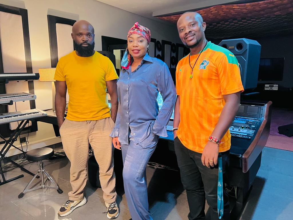 Carinastyle_'s tweet photo. Au travail
TONY Y x @ozoneafrikbamba https://t.co/Z3sgJg4e2Y