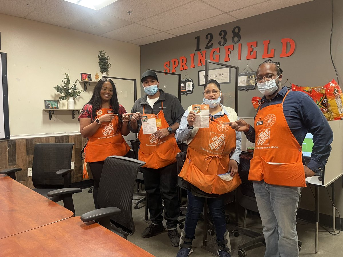 Awesome Job to these two DHs last month for being the #1 DEPT over sales plan (Leila) DH21/22/25 and for making all Merchandising stat Financials (Jordan) Dh 24/30. Awesome job! 👏🏽 @enekaD82 @FelixRamirezD82