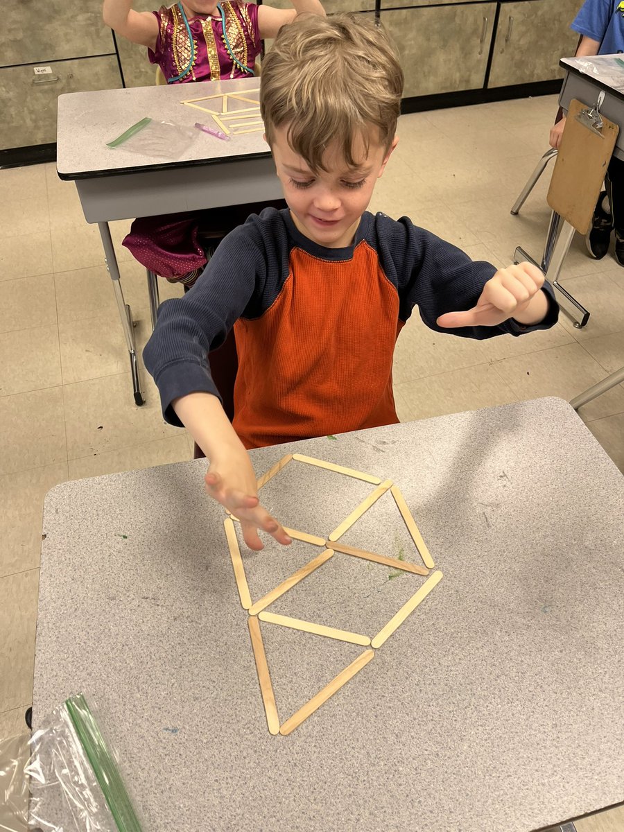 BloomMsDavis's tweet photo. Making shapes &amp; counting angles #geometry @BloomBulldogs https://t.co/hzTbLlzkaV