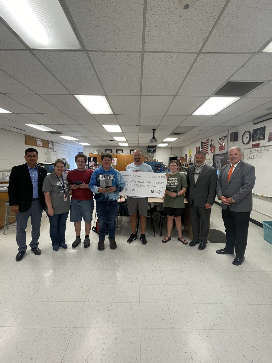 bjohns2929's tweet photo. What’s that buzz…drones flying above @northmiddlestar. Congratulations to @JoeyBreedlove1 and his students on receiving a $5,000 @TVAnews STEM grant for their class. @MayorAikens #TVASTEM https://t.co/3k1kMr5pdq