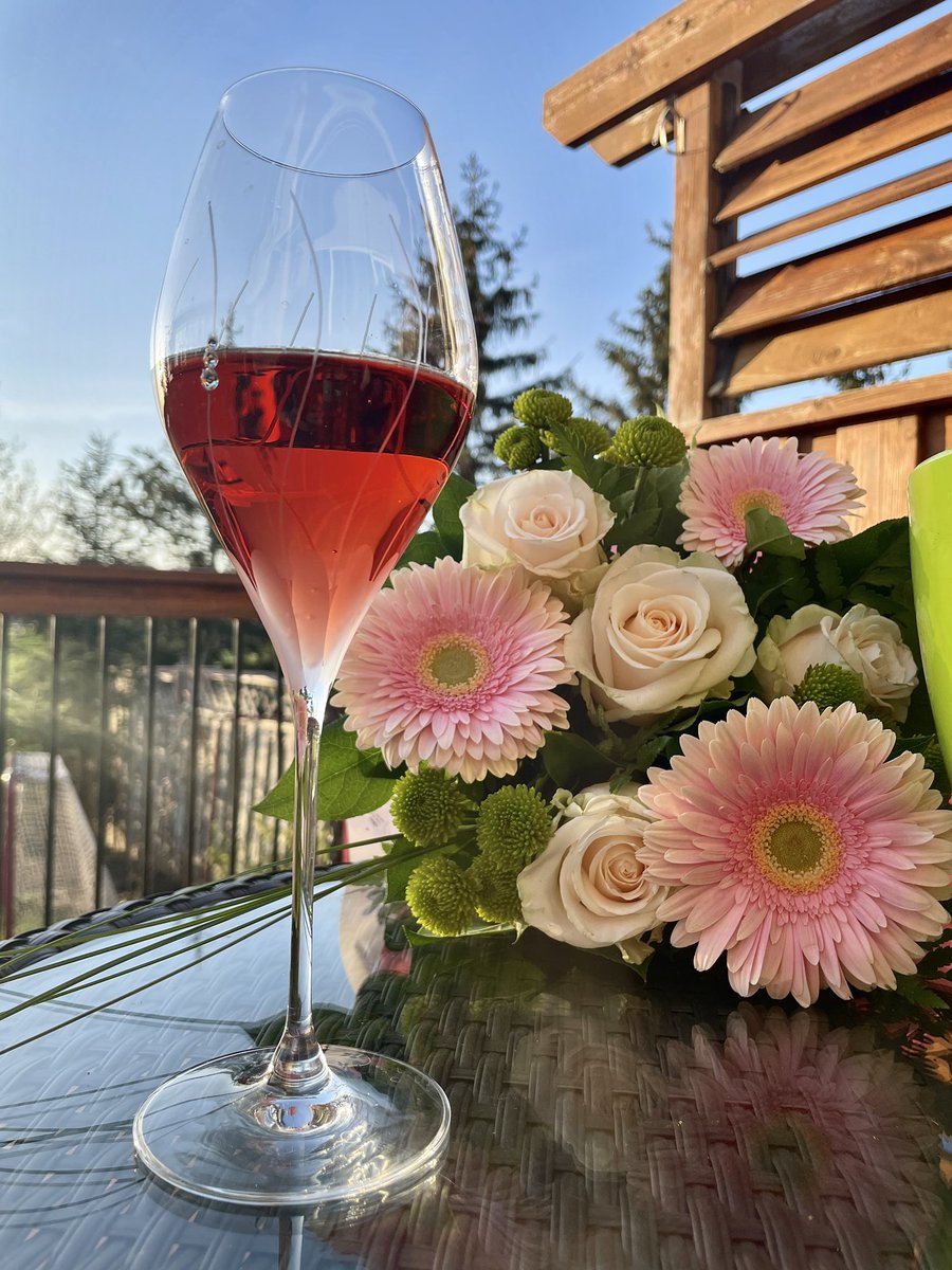 Julianna_glass's tweet photo. The glass that makes my #wine bloom… 🌸🥂🍷

What’s in your glass tonight? #WineWednesday https://t.co/0nONaxdprj