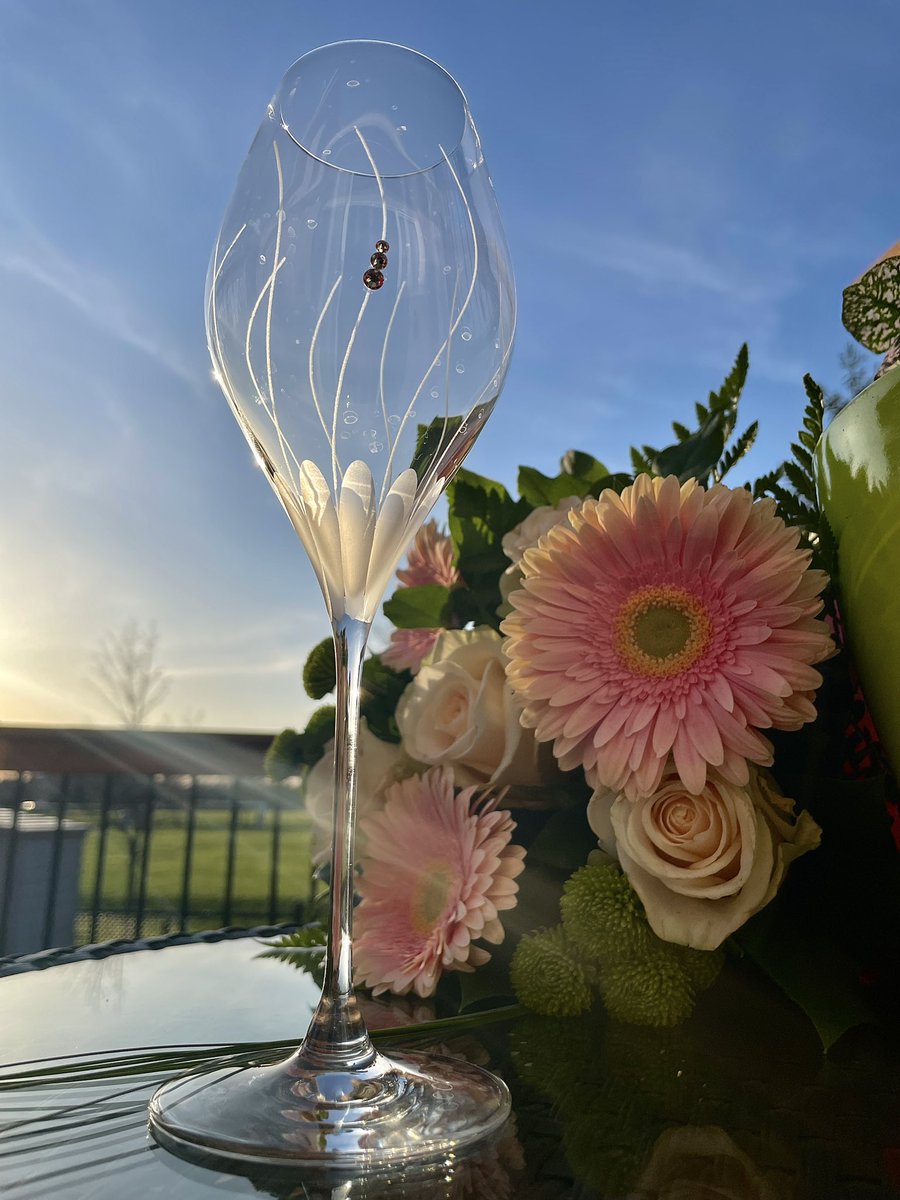 Julianna_glass's tweet photo. The glass that makes my #wine bloom… 🌸🥂🍷

What’s in your glass tonight? #WineWednesday https://t.co/0nONaxdprj