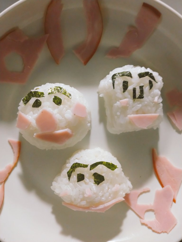 Life__S3's tweet photo. 四歳への娘にはじめてのキャラ弁作りました。🍙
おじさんみたいなアンパンマンになりました(笑)
作るの難しいね‼️世の中のキャラ弁作ってる人達を尊敬するわ🙌

＃キャラ弁
＃アンパンマン
＃はじめてのキャラ弁 https://t.co/GQhXsWThuu